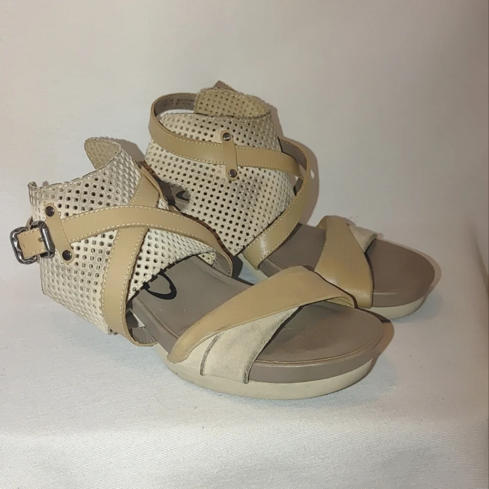 OTBT Take Off Perforated Tan Cream  Leather Chunky Heeled Sandals Comfort Size 8